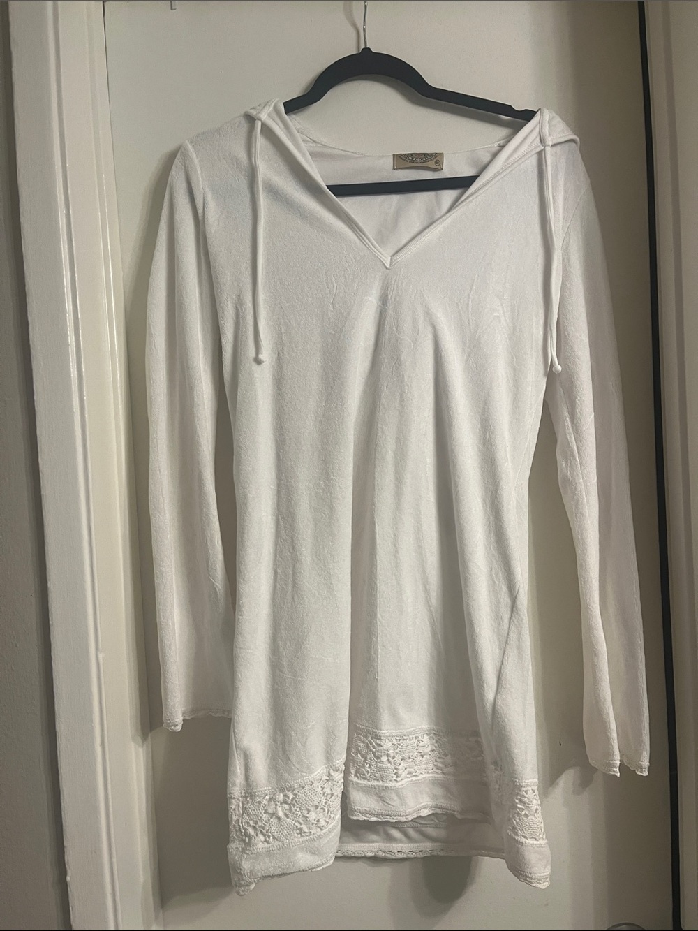 Y2K Juicy Couture lovers unite ! Sz M. White V-Neck Hooded Lace-Hem Tunic
